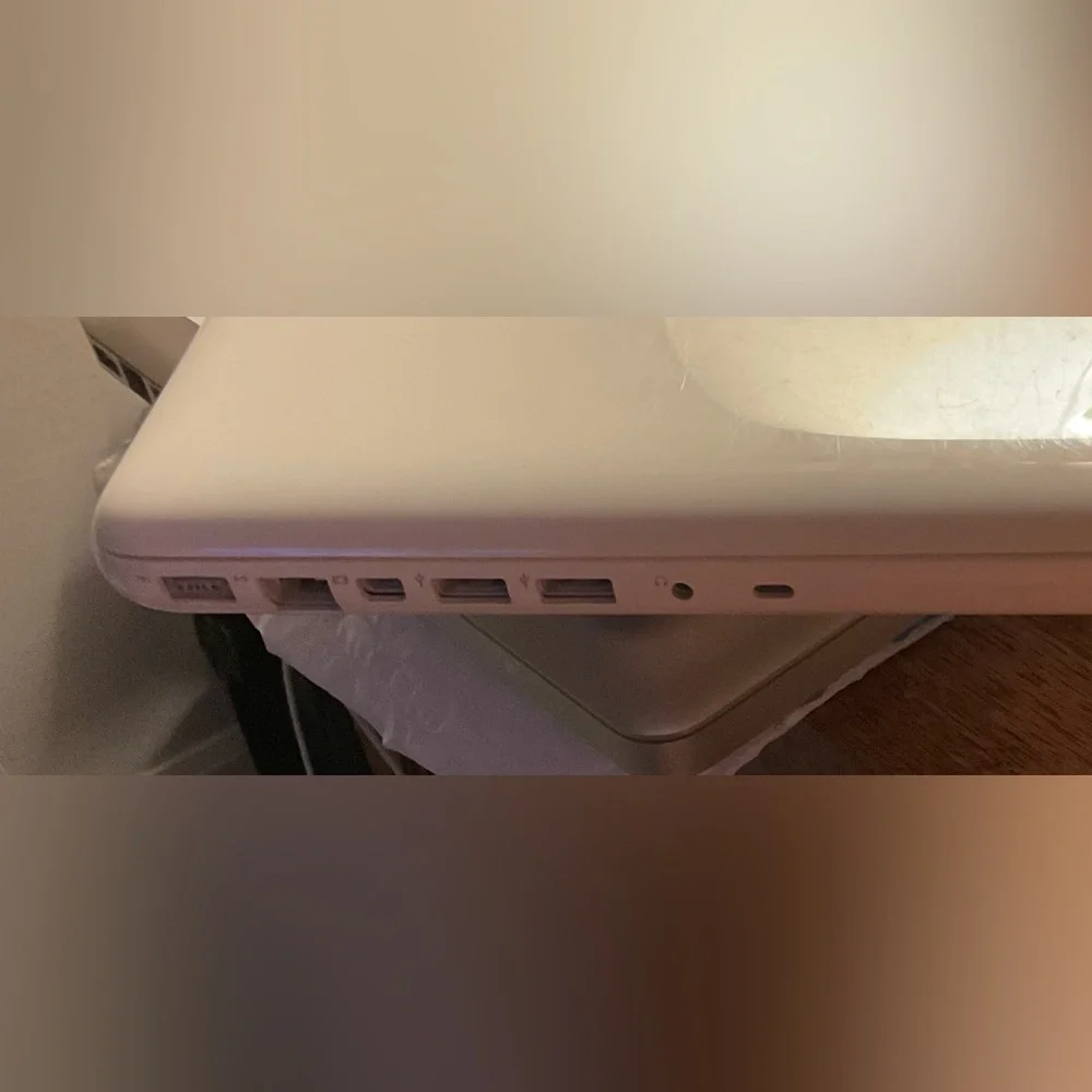 MacBook 13.3” Mid 2010 White 250 HHD 2GB MEMORY 1067 DDR3 CORE 2 DUO PROCESSOR💻